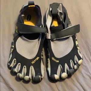 Vibrate finger shoes